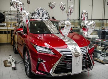 большой подарочный бант на машину автомобиль в москве упаковка огромнымбантиком Серебристый бант для машины