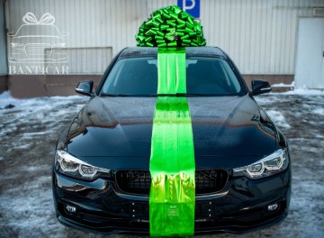 большой подарочный бант на машину автомобиль в москве упаковка огромнымбантиком Зеленый бант на авто и ленты - 6500 руб.