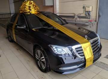 большой подарочный бант на машину автомобиль в москве упаковка огромнымбантиком Золотой бант на машину + 10 шаров