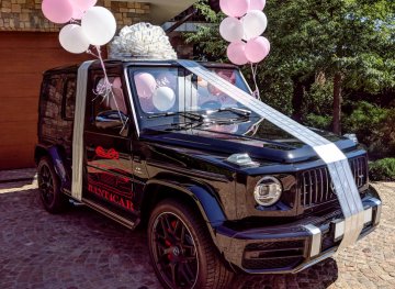 большой подарочный бант на машину автомобиль в москве упаковка огромнымбантиком Белый бант на авто и ленты - 6250 руб.