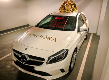 большой подарочный бант на машину автомобиль в москве упаковка огромнымбантиком Золотой бант на машину + 10 шаров