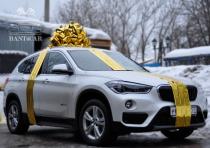 Машина в подарок на свадьбу с бантом