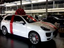 Porsche Cayenne с красным бантом