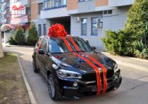Красный бант на автомобиль с лентами