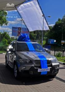 Синий бант на подарочную машину для кино
